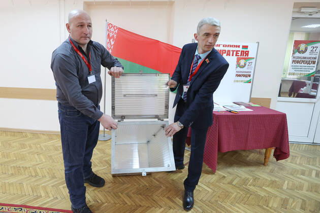 VITEBSK, BELARUS - FEBRUARY 22, 2022: Local electoral commission chairman Boris Sobolev and his deputy Nikolai Prakapovich demonstrate a transparent ballot box before sealing it at polling station No 5 ahead of the start of early voting in the 2022 Belarusian constitutional referendum, which is scheduled for February 27. Alexander Khitrov BelTA TASS  TS124EA2