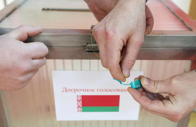 VITEBSK, BELARUS - FEBRUARY 22, 2022: Local electoral commission members seal a ballot box at polling station No 5 ahead of the start of early voting in the 2022 Belarusian constitutional referendum, which is scheduled for February 27. Alexander Khitrov BelTA TASS  TS124EA3