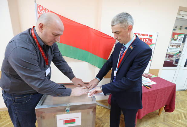 VITEBSK, BELARUS - FEBRUARY 22, 2022: Local electoral commission chairman Boris Sobolev and his deputy Nikolai Prakapovich seal a ballot box at polling station No 5 ahead of the start of early voting in the 2022 Belarusian constitutional referendum, which is scheduled for February 27. Alexander Khitrov BelTA TASS  TS124EA4