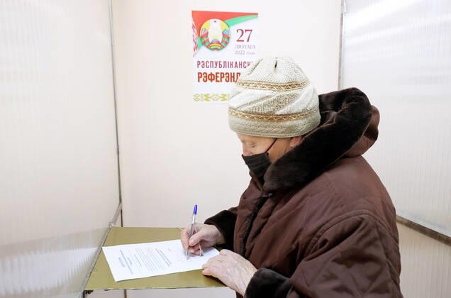 VITEBSK, BELARUS - FEBRUARY 22, 2022: A woman marks her ballot at polling station No 5 with the start of early voting in the 2022 Belarusian constitutional referendum, which is scheduled for February 27. Alexander Khitrov BelTA TASS  TS124EA6