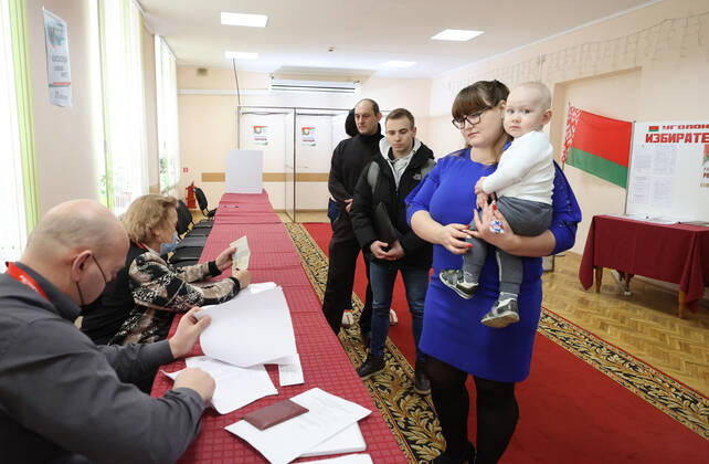 VITEBSK, BELARUS - FEBRUARY 22, 2022: Citizens visit polling station No 5 with the start of early voting in the 2022 Belarusian constitutional referendum, which is scheduled for February 27. Alexander Khitrov BelTA TASS  TS124EA7