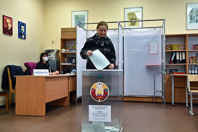 Belarus Constitutional Referendum 8123228 22.02.2022 A woman casts her ballot during an early voting in a referendum on amendments to the Belarusian constitution at a polling station in Minsk, Belarus. Early voting will take place from February 22 to 26. The main voting day for the referendum is the 27th of February. Viktor Tolochko Sputnik Minsk Belarus  Copyright: xViktorxTolochkox