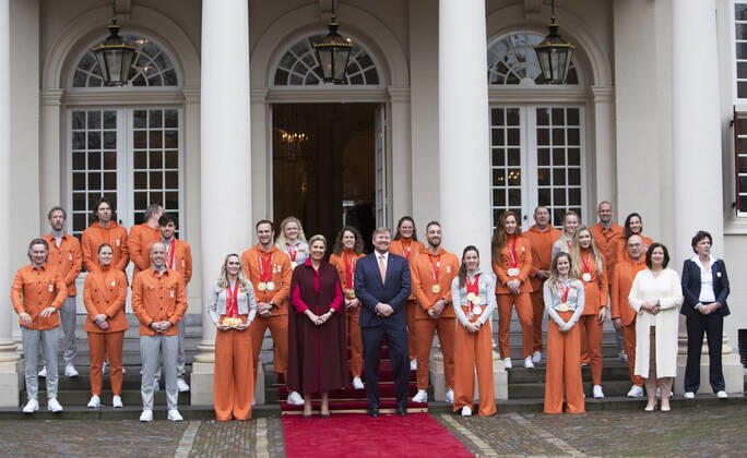 Bilder des Jahres 2022, Entertainment 02 Februar Entertainment Themen der Woche KW08 Entertainment Bilder des Tages 22-02-2022 The Hague King Willem-Alexander and Queen Maxima with the medal winners of the 2022 Winter Olympics in Beijing 2022 at Noordeinde Palace in The Hague. Irene Schouten, Suzanne Schulting and Ireen Wust, Thomas Krol and Kjeld Nuis,Suzanne Schulting, Xandra Velzeboer, Selma Poutsma and Yara van Kerkhof, Patrick Roest, Jutta Leerdam, Antoinette de Jong Kimberley Bos and Marijke Groenewoud Â  Copyright: xPPEx
