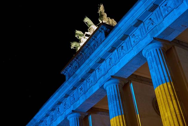 News Bilder des Tages Brandenburger Tor leuchtet in ukrainischen Nationalfarben Europa, Deutschland, Berlin, 23.02.2022: Ukrainer protestieren vor dem Brandenburger Tor gegen den Einmarsch russischer Soldaten in der Ost-Ukraine. Präsident Putin hatte die von russischen Separatisten kontrollierten Regionen Donetsk und Luhansk als unabhängige Republiken anerkannt und zur Unterstützung russische Soldaten geschickt.