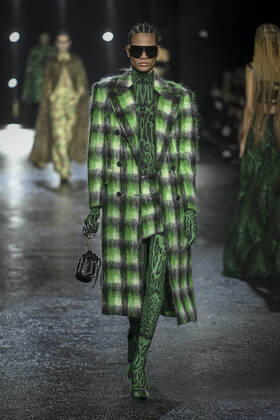 Bilder des Jahres 2022, Entertainment 02 Februar Entertainment Themen der Woche KW08 Entertainment Bilder des Tages Milan, Milan Fashion Week, Women Fall Winter 2022. Milan, Women s Fashion, Fall Winter 2022. ROBERTO CAVALLI Fashion Show catwalk Pictured: Model  Copyright: xRiccardoxGiordanox xipa-agency.nx xModaxMilanox