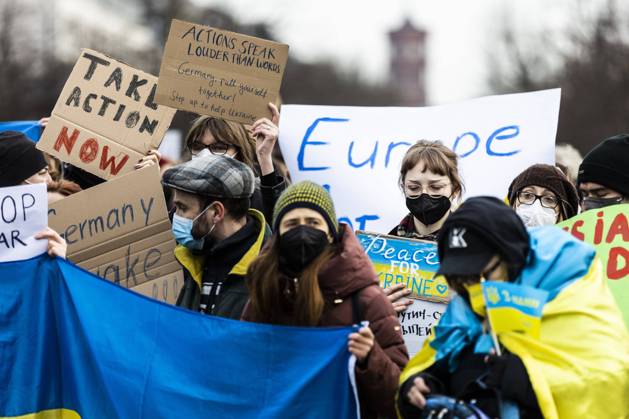 Demonstration fuer die Solidaritaet mit der Ukraine, aufgenommen vor dem Brandenburger Tor in Berlin, 24.02.2022. Die Demonstration findet statt aufgrund des Einmarsches russischer Soldaten in die Ukraine. Berlin Deutschland