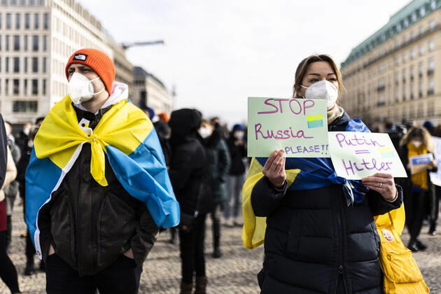 Demonstration fuer die Solidaritaet mit der Ukraine, aufgenommen vor dem Brandenburger Tor in Berlin, 24.02.2022. Die Demonstration findet statt aufgrund des Einmarsches russischer Soldaten in die Ukraine. Berlin Deutschland