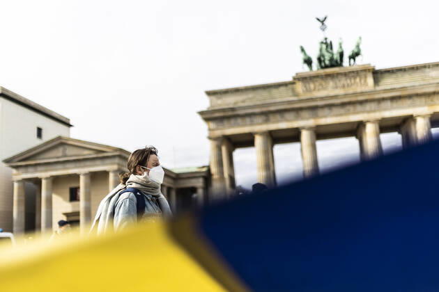 Demonstration fuer die Solidaritaet mit der Ukraine, aufgenommen vor dem Brandenburger Tor in Berlin, 24.02.2022. Die Demonstration findet statt aufgrund des Einmarsches russischer Soldaten in die Ukraine. Berlin Deutschland