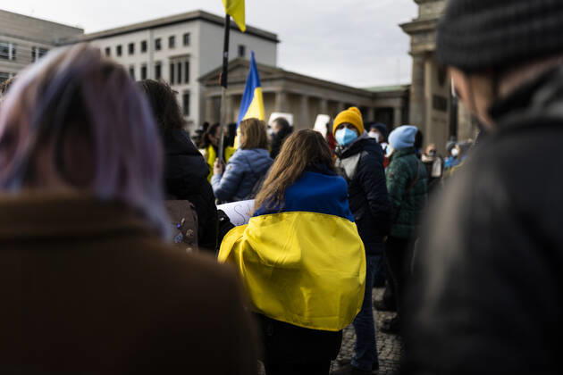 Demonstration fuer die Solidaritaet mit der Ukraine, aufgenommen vor dem Brandenburger Tor in Berlin, 24.02.2022. Die Demonstration findet statt aufgrund des Einmarsches russischer Soldaten in die Ukraine. Berlin Deutschland