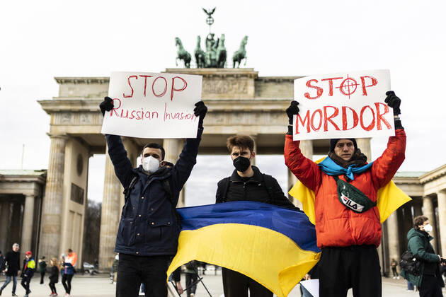 Demonstration fuer die Solidaritaet mit der Ukraine, aufgenommen vor dem Brandenburger Tor in Berlin, 24.02.2022. Die Demonstration findet statt aufgrund des Einmarsches russischer Soldaten in die Ukraine. Berlin Deutschland