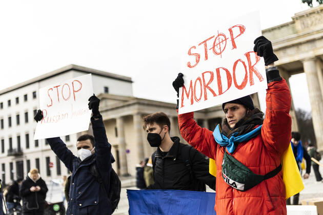 Demonstration fuer die Solidaritaet mit der Ukraine, aufgenommen vor dem Brandenburger Tor in Berlin, 24.02.2022. Die Demonstration findet statt aufgrund des Einmarsches russischer Soldaten in die Ukraine. Berlin Deutschland