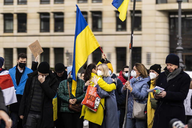 Demonstration fuer die Solidaritaet mit der Ukraine, aufgenommen vor dem Brandenburger Tor in Berlin, 24.02.2022. Die Demonstration findet statt aufgrund des Einmarsches russischer Soldaten in die Ukraine. Berlin Deutschland