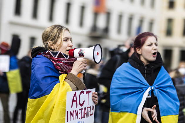 Demonstration fuer die Solidaritaet mit der Ukraine, aufgenommen vor dem Brandenburger Tor in Berlin, 24.02.2022. Die Demonstration findet statt aufgrund des Einmarsches russischer Soldaten in die Ukraine. Berlin Deutschland