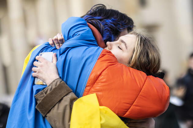 Demonstration fuer die Solidaritaet mit der Ukraine, aufgenommen vor dem Brandenburger Tor in Berlin, 24.02.2022. Die Demonstration findet statt aufgrund des Einmarsches russischer Soldaten in die Ukraine. Berlin Deutschland