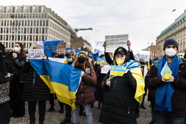 Demonstration fuer die Solidaritaet mit der Ukraine, aufgenommen vor dem Brandenburger Tor in Berlin, 24.02.2022. Die Demonstration findet statt aufgrund des Einmarsches russischer Soldaten in die Ukraine. Berlin Deutschland