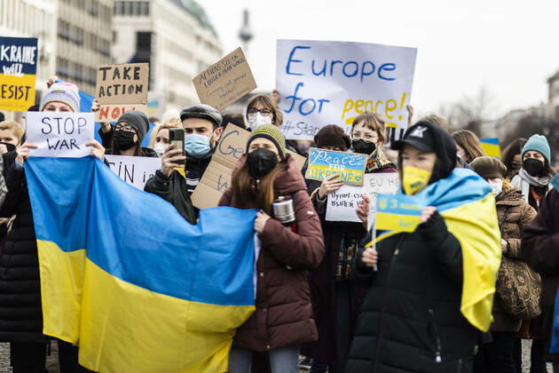 Demonstration fuer die Solidaritaet mit der Ukraine, aufgenommen vor dem Brandenburger Tor in Berlin, 24.02.2022. Die Demonstration findet statt aufgrund des Einmarsches russischer Soldaten in die Ukraine. Berlin Deutschland