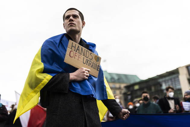 Demonstration fuer die Solidaritaet mit der Ukraine, aufgenommen vor dem Brandenburger Tor in Berlin, 24.02.2022. Die Demonstration findet statt aufgrund des Einmarsches russischer Soldaten in die Ukraine. Berlin Deutschland
