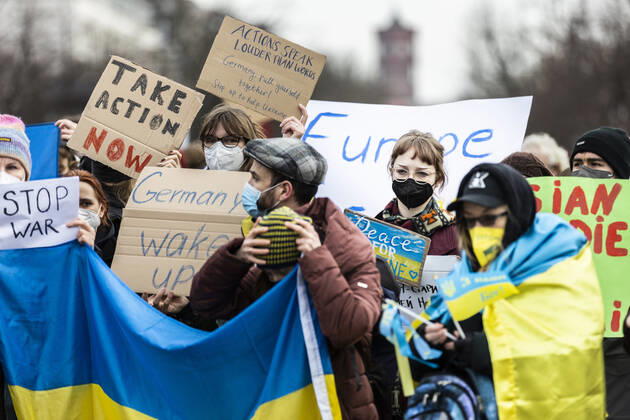 Demonstration fuer die Solidaritaet mit der Ukraine, aufgenommen vor dem Brandenburger Tor in Berlin, 24.02.2022. Die Demonstration findet statt aufgrund des Einmarsches russischer Soldaten in die Ukraine. Berlin Deutschland