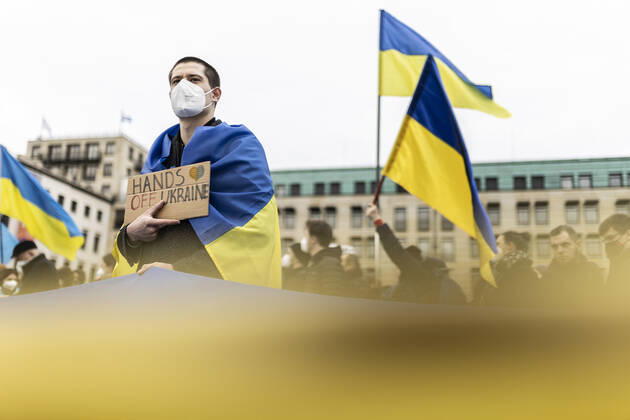 Demonstration fuer die Solidaritaet mit der Ukraine, aufgenommen vor dem Bundeskanzleramt in Berlin, 24.02.2022. Die Demonstration findet statt aufgrund des Einmarsches russischer Soldaten in die Ukraine. Berlin Deutschland