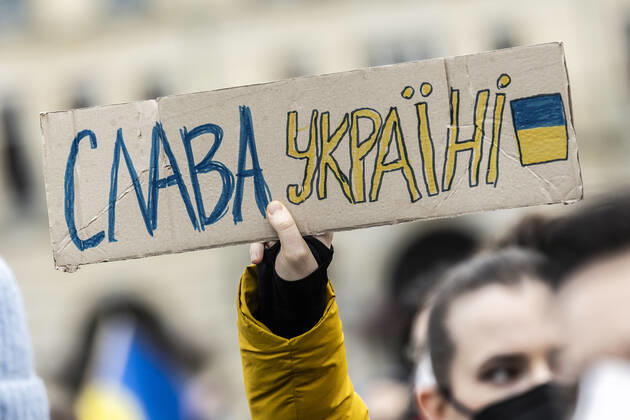 Demonstration fuer die Solidaritaet mit der Ukraine, aufgenommen vor dem Bundeskanzleramt in Berlin, 24.02.2022. Die Demonstration findet statt aufgrund des Einmarsches russischer Soldaten in die Ukraine. Berlin Deutschland