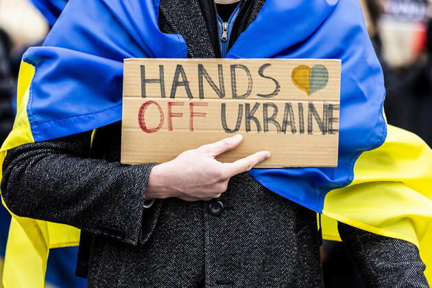 Demonstration fuer die Solidaritaet mit der Ukraine, aufgenommen vor dem Bundeskanzleramt in Berlin, 24.02.2022. Die Demonstration findet statt aufgrund des Einmarsches russischer Soldaten in die Ukraine. Berlin Deutschland