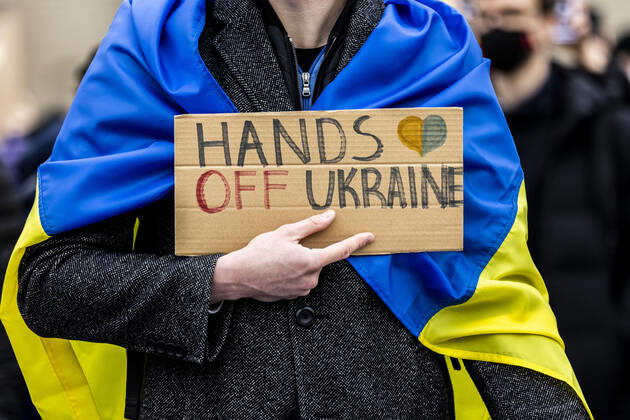 Demonstration fuer die Solidaritaet mit der Ukraine, aufgenommen vor dem Bundeskanzleramt in Berlin, 24.02.2022. Die Demonstration findet statt aufgrund des Einmarsches russischer Soldaten in die Ukraine. Berlin Deutschland