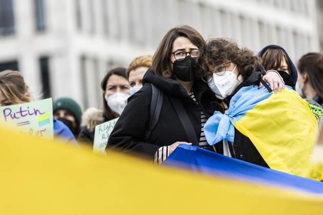 Demonstration fuer die Solidaritaet mit der Ukraine, aufgenommen vor dem Bundeskanzleramt in Berlin, 24.02.2022. Die Demonstration findet statt aufgrund des Einmarsches russischer Soldaten in die Ukraine. Berlin Deutschland