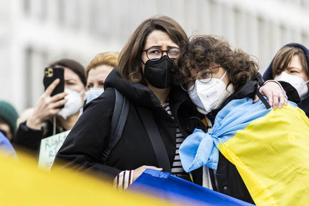 Demonstration fuer die Solidaritaet mit der Ukraine, aufgenommen vor dem Bundeskanzleramt in Berlin, 24.02.2022. Die Demonstration findet statt aufgrund des Einmarsches russischer Soldaten in die Ukraine. Berlin Deutschland