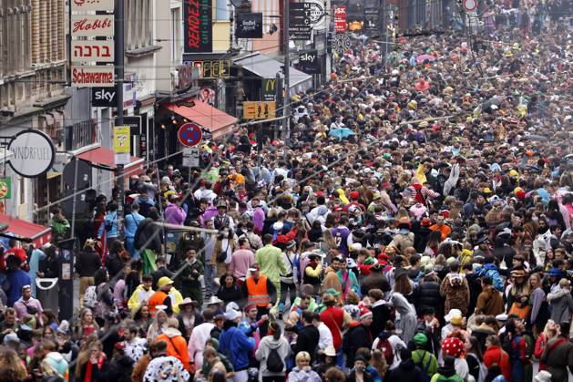 Bilder des Jahres 2022, News 02 Februar News Themen der Woche KW08 News Bilder des Tages Um Punkt 11:11 Uhr an Weiberfastnacht (24.02.2022) beginnt in Köln trotz Krieg in der Ukraine der Straßenkarneval. Auch die Zülpicher Straße ist voll mit Feiernden. Hier erhalten nur Feiernde Zutritt, die einen Nachweis für 2G+ erbringen können. Köln, 24.02.2022