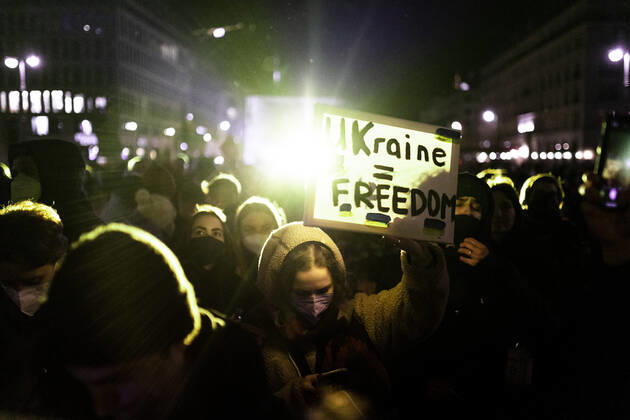 Demonstration fuer die Solidaritaet mit der Ukraine, aufgenommen vor dem Brandenburger Tor in Berlin, 24.02.2022. Die Demonstration findet statt aufgrund des Einmarsches russischer Soldaten in die Ukraine. Berlin Deutschland
