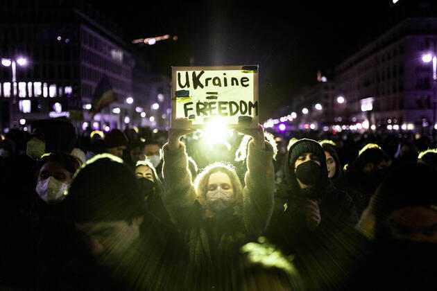 Demonstration fuer die Solidaritaet mit der Ukraine, aufgenommen vor dem Brandenburger Tor in Berlin, 24.02.2022. Die Demonstration findet statt aufgrund des Einmarsches russischer Soldaten in die Ukraine. Berlin Deutschland