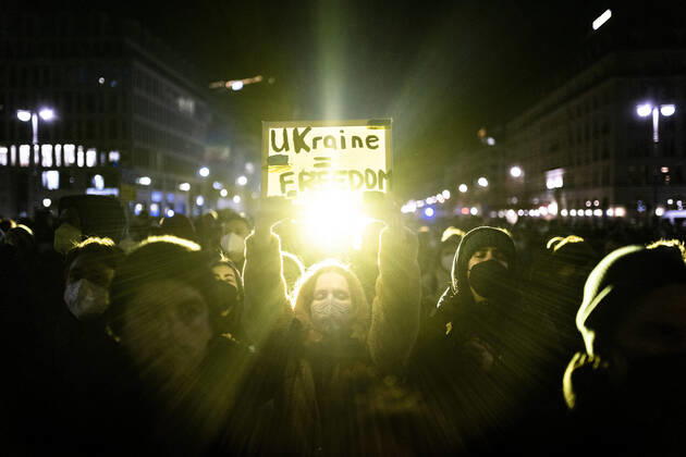 Demonstration fuer die Solidaritaet mit der Ukraine, aufgenommen vor dem Brandenburger Tor in Berlin, 24.02.2022. Die Demonstration findet statt aufgrund des Einmarsches russischer Soldaten in die Ukraine. Berlin Deutschland