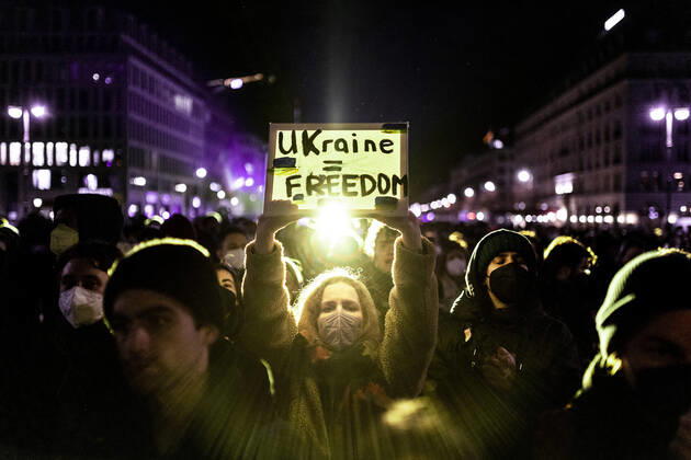 Demonstration fuer die Solidaritaet mit der Ukraine, aufgenommen vor dem Brandenburger Tor in Berlin, 24.02.2022. Die Demonstration findet statt aufgrund des Einmarsches russischer Soldaten in die Ukraine. Berlin Deutschland