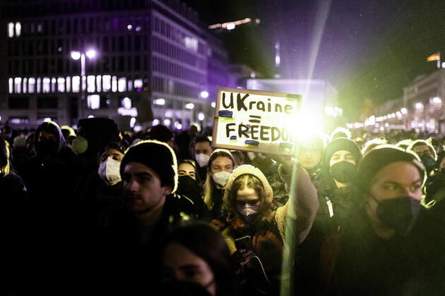 Demonstration fuer die Solidaritaet mit der Ukraine, aufgenommen vor dem Brandenburger Tor in Berlin, 24.02.2022. Die Demonstration findet statt aufgrund des Einmarsches russischer Soldaten in die Ukraine. Berlin Deutschland