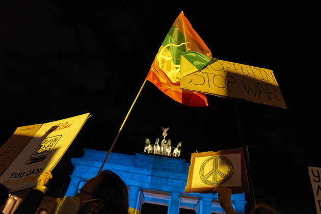 News Bilder des Tages Brandenburger Tor leuchtet in ukrainischen Nationalfarben Europa, Deutschland, Berlin, 24.02.2022: Ukrainer protestieren vor dem Brandenburger Tor gegen den Einmarsch russischer Soldaten in der Ost-Ukraine. Präsident Putin hatte die von russischen Separatisten kontrollierten Regionen Donetsk und Luhansk als unabhängige Republiken anerkannt und zur Unterstützung russische Soldaten geschickt.