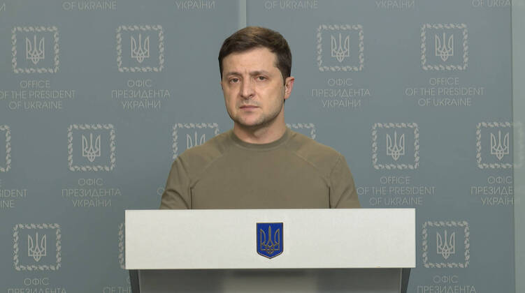Bilder des Jahres 2022, News 02 Februar News Themen der Woche KW08 News Bilder des Tages Febryary 24, 2022, Kyiv, Ukraine: Ukrainian President VOLODYMYR ZELENSKY during his address to the nation at the end of the first day of Russia s attacks on Thursday. Kyiv Ukraine - ZUMA 20220224_int_z03_038 Copyright: xUkrainianxPresident sxOfficex