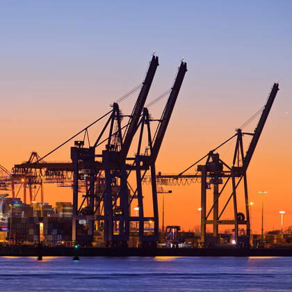 Kraene am Containerterminal Burchardkai beim Sonnenuntergang, Hamburger Hafen, Deutschland, Hamburg Cranes at the container terminal Burchardkai at sunset, Port of Hamburg, Germany, Hamburg BLWS663143