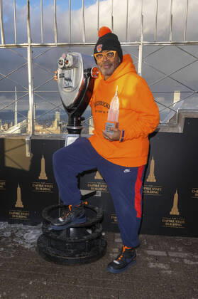 Bilder des Jahres 2022, Entertainment 02 Februar Entertainment Themen der Woche KW08 Spike Lee bei einem Pressetermin anlässlich des Black History Month auf dem Empire State Building, New York, 25.02.2022