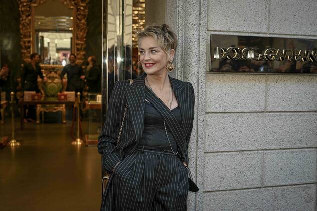 Bilder des Jahres 2022, Entertainment 02 Februar Entertainment Themen der Woche KW08 Entertainment Bilder des Tages Milan, SHARON STONE arrives in the Dolce and Gabbana store in via Montenapoleone Pictured: Sharone Stone  Copyright: xRiccardoxGiordanox xipa-agency.nx xModaxMilanox