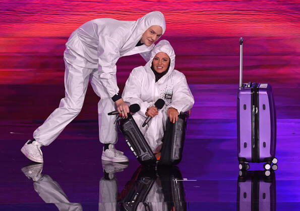 EUROVISION AUSTRALIA FINAL, Host s Joel Creasey (left) and Myf Warhurst (right) are seen during the Eurovision Australia Decides 2022 final at the Gold Coast Convention and Exhibition Centre on the Gold Coast, Saturday, February 26, 2022. ( NO ARCHIVING, EDITORIAL USE ONLY, NO USE IN BOOKS WITHOUT CONSENT GOLD COAST QLD AUSTRALIA Copyright: xDARRENxENGLANDx 20220226001628341149