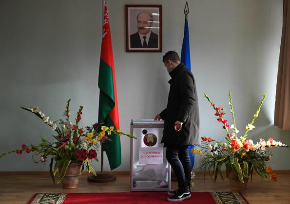 Belarus Constitutional Referendum 8127103 26.02.2022 A man casts his ballot during an early voting in a referendum on amendments to the Belorussian constitution at a polling station in Minsk, Belarus. Early voting takes place from February 22 to 26. The main voting day for the referendum is the 27th of February. Alexandr Kryazhev Sputnik Minsk Belarus  Copyright: xAlexandrxKryazhevx