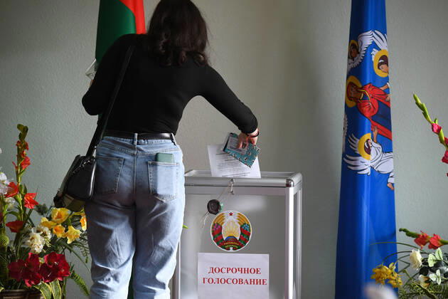 Belarus Constitutional Referendum 8127109 26.02.2022 A woman casts her ballot during an early voting in a referendum on amendments to the Belorussian constitution at a polling station in Minsk, Belarus. Early voting takes place from February 22 to 26. The main voting day for the referendum is the 27th of February. Alexandr Kryazhev Sputnik Minsk Belarus  Copyright: xAlexandrxKryazhevx