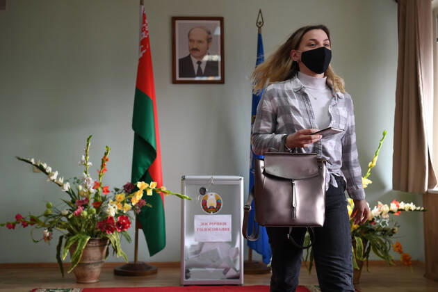 Belarus Constitutional Referendum 8127120 26.02.2022 A woman leaves after casting her ballot during an early voting in a referendum on amendments to the Belorussian constitution at a polling station in Minsk, Belarus. Early voting takes place from February 22 to 26. The main voting day for the referendum is the 27th of February. Alexandr Kryazhev Sputnik Minsk Belarus  Copyright: xAlexandrxKryazhevx