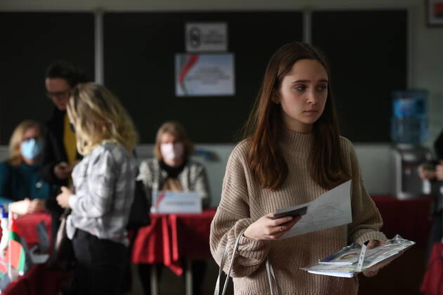 Belarus Constitutional Referendum 8127122 26.02.2022 People register during an early voting in a referendum on amendments to the Belarusian constitution at a polling station in Minsk, Belarus. Early voting takes place from February 22 to 26. The main voting day for the referendum is the 27th of February. Alexandr Kryazhev Sputnik Minsk Belarus  Copyright: xAlexandrxKryazhevx