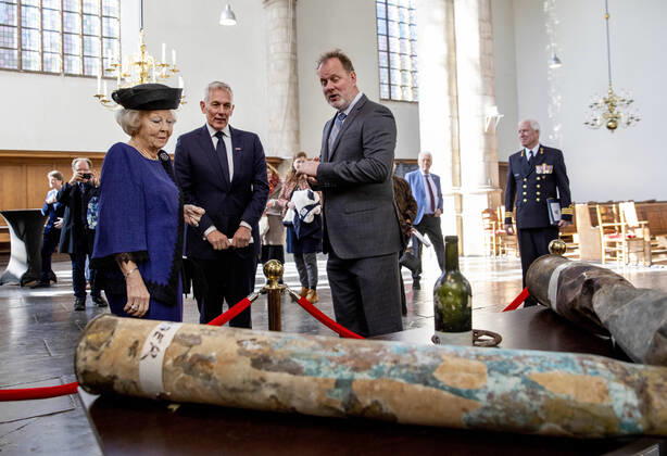 Bilder des Jahres 2022, Entertainment 02 Februar Entertainment Themen der Woche KW08 Entertainment Bilder des Tages 26-02-2022 The Hague Princess Beatrix attend the 80th commemoration of the battle in the Java Sea in the Kloosterkerk in The Hague. de artefacten van Hr.Ms. Java en Hr.Ms. Kortenaer. door de Heer M. Manders, maritiem archeoloog, en commandeur b.d. Boelema Robertus, directeur van het Marinemuseum, Â  Copyright: xPPEx