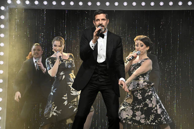 Bilder des Jahres 2022, Entertainment 02 Februar Entertainment Themen der Woche KW08 Entertainment Bilder des Tages Pasquale Aleardi mit den Sänger*innen Sigalit Feig, Anke Fiedler, Martin Mulders und Andreas Bieber bei der Uraufführung Pasquale Aleardi - Mein Grand Prix im Tipi am Kanzleramt. Berlin, 26.02.2022