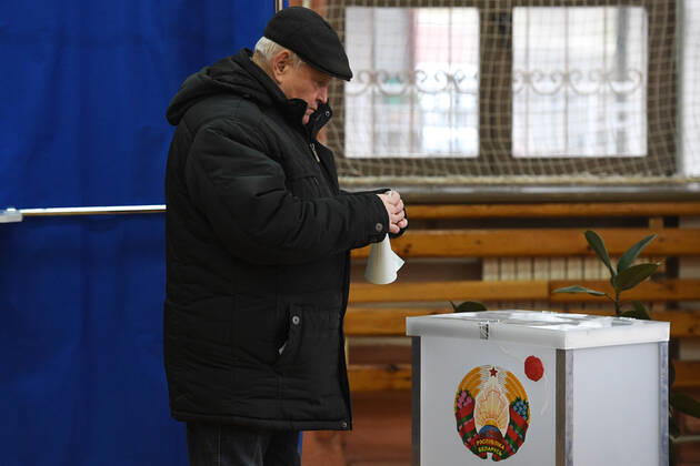 Belarus Constitutional Referendum 8127641 27.02.2022 A man casts his ballot during a voting in a referendum on amendments to the Belorussian constitution at a polling station in Minsk, Belarus. Alexandr Kryazhev Sputnik Minsk Belarus  Copyright: xAlexandrxKryazhevx