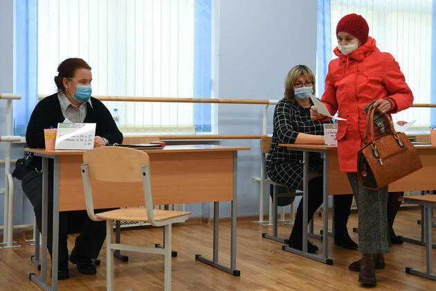 Belarus Constitutional Referendum 8127642 27.02.2022 A woman registers during a voting in a referendum on amendments to the Belorussian constitution at a polling station in Minsk, Belarus. Alexandr Kryazhev Sputnik Minsk Belarus  Copyright: xAlexandrxKryazhevx