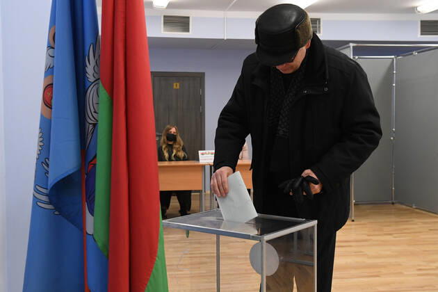 Belarus Constitutional Referendum 8127643 27.02.2022 A man casts his ballot during a voting in a referendum on amendments to the Belorussian constitution at a polling station in Minsk, Belarus. Alexandr Kryazhev Sputnik Minsk Belarus  Copyright: xAlexandrxKryazhevx