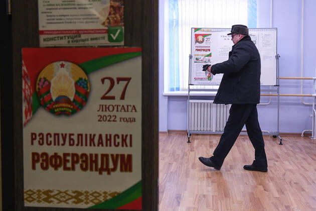 Belarus Constitutional Referendum 8127644 27.02.2022 A man casts his ballot during a voting in a referendum on amendments to the Belorussian constitution at a polling station in Minsk, Belarus. Alexandr Kryazhev Sputnik Minsk Belarus  Copyright: xAlexandrxKryazhevx
